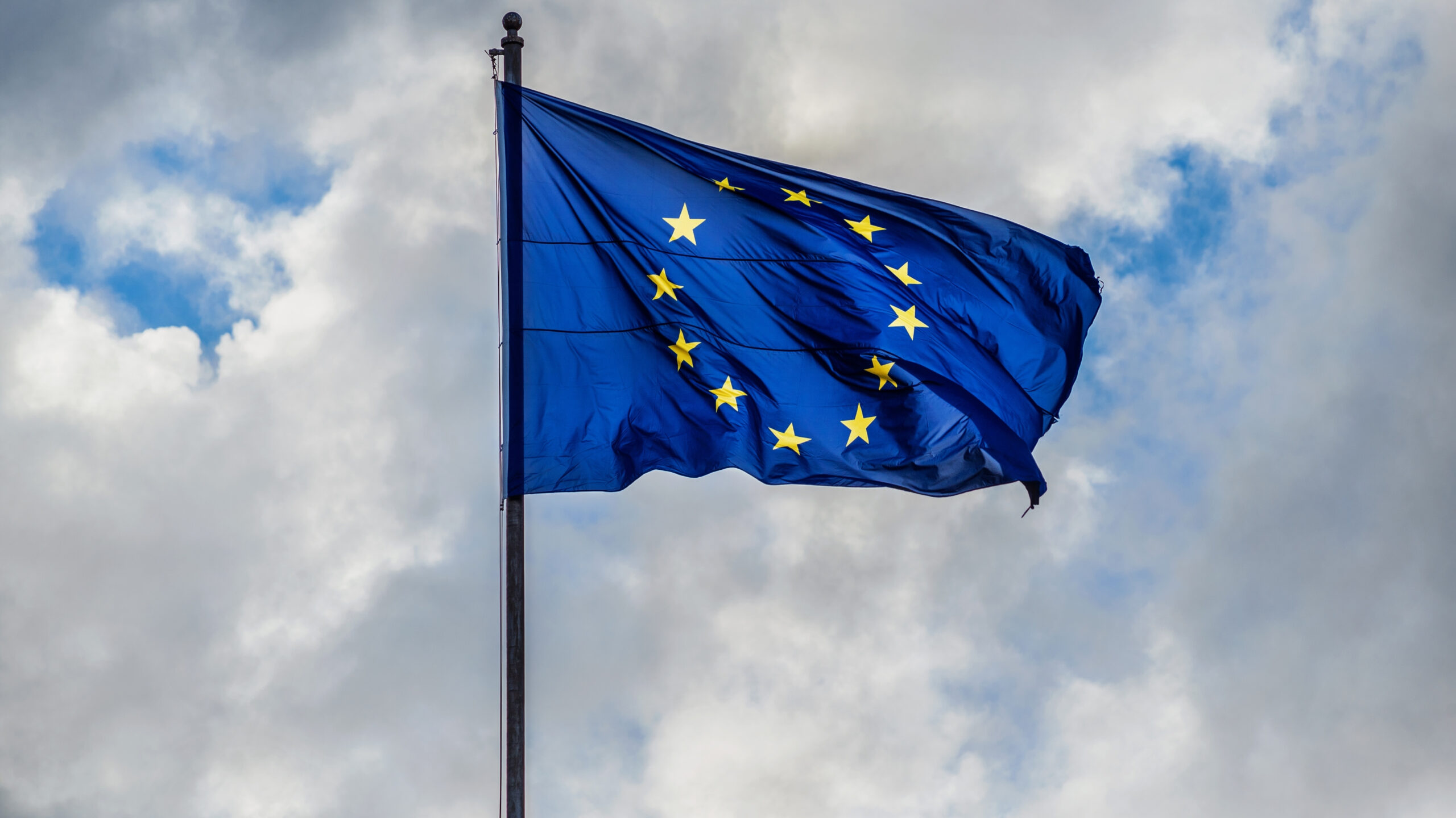 Οικονομική ανάπτυξη της Ευρωζώνης παρά τις εμπορικές εντάσεις και νέους δασμούς