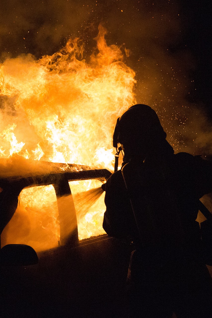 Πυρκαγιές σε ηλεκτρικά οχήματα δυσκολεύουν σοβαρά τους πυροσβέστες στην Ολλανδία