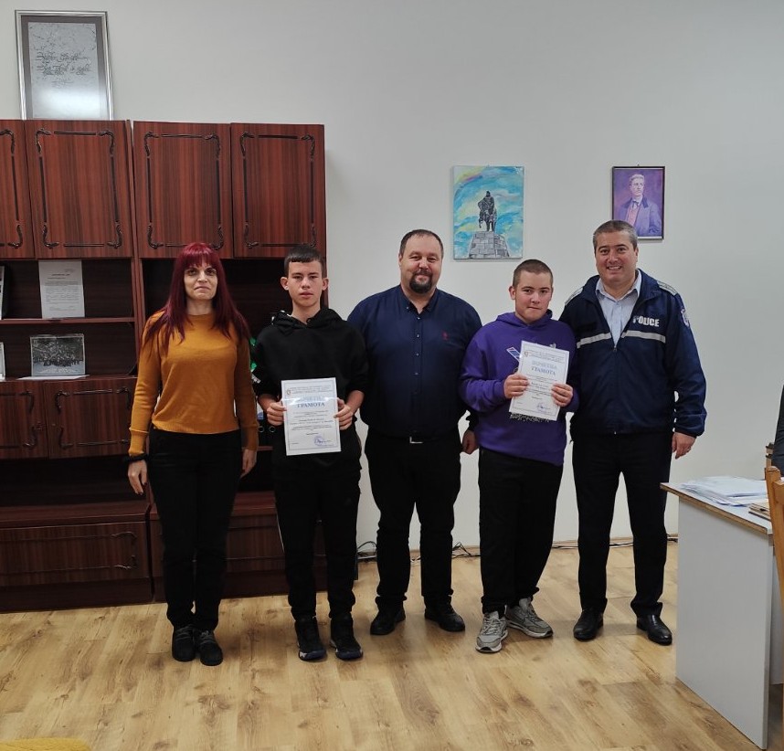 Δύο νεαροί μαθητές βρήκαν και παρέδωσαν πορτοφόλι, λαμβάνοντας τιμητικές διακρίσεις